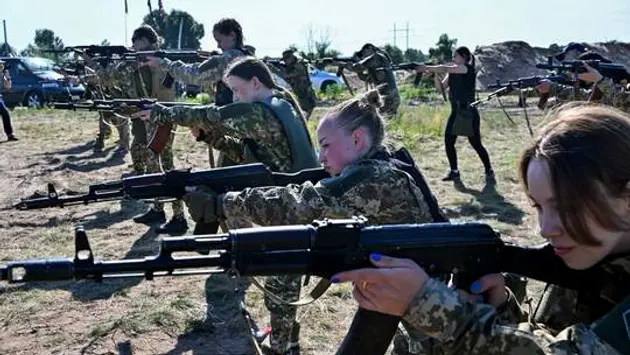 Ukraine đề xuất cho phụ nữ nhập ngũ