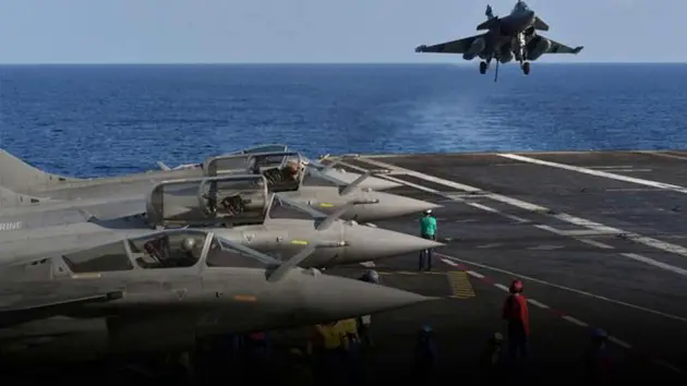 Ấn Độ k&yacute; hợp đồng mua 26 ti&ecirc;m k&iacute;ch Rafale của Ph&aacute;p