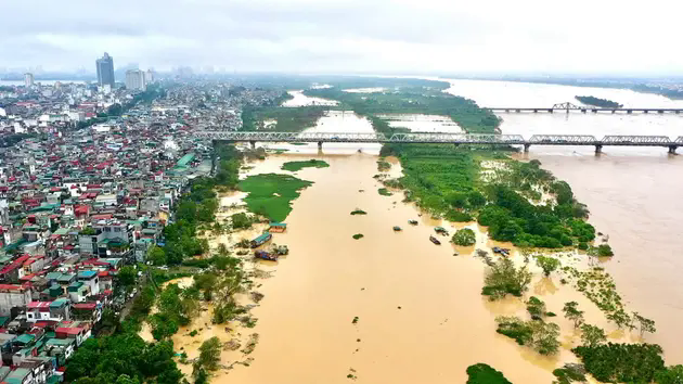 H&agrave; Nội ph&aacute;t lệnh b&aacute;o động 2 tr&ecirc;n s&ocirc;ng Hồng