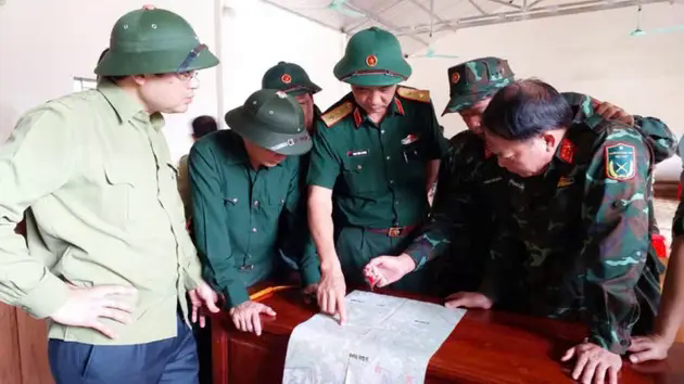 Mở đường độc đạo v&agrave;o ứng cứu vụ sạt lở đất tại L&agrave;o Cai