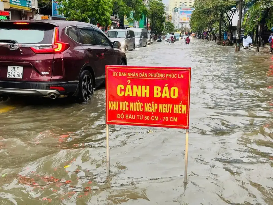 H&agrave; Nội hạn chế phương tiện đi v&agrave;o đường 70.