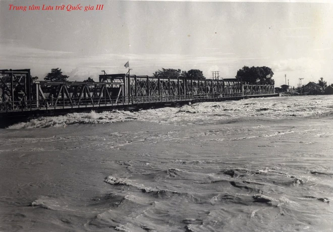 Cầu Đuống trong trận đại hồng thủy 1971.