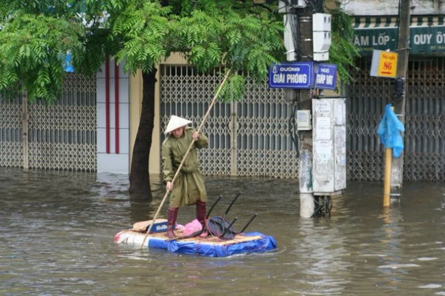 Trận lụt lịch sử năm 2008 tại H&agrave; Nội.