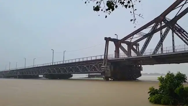 Nước s&ocirc;ng Hồng d&acirc;ng cao v&agrave; chỉ c&ograve;n c&aacute;ch mặt cầu Long Bi&ecirc;n v&agrave;i m&eacute;t.