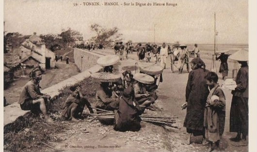Tr&ecirc;n đ&ecirc; s&ocirc;ng Hồng đầu thế kỷ 20.