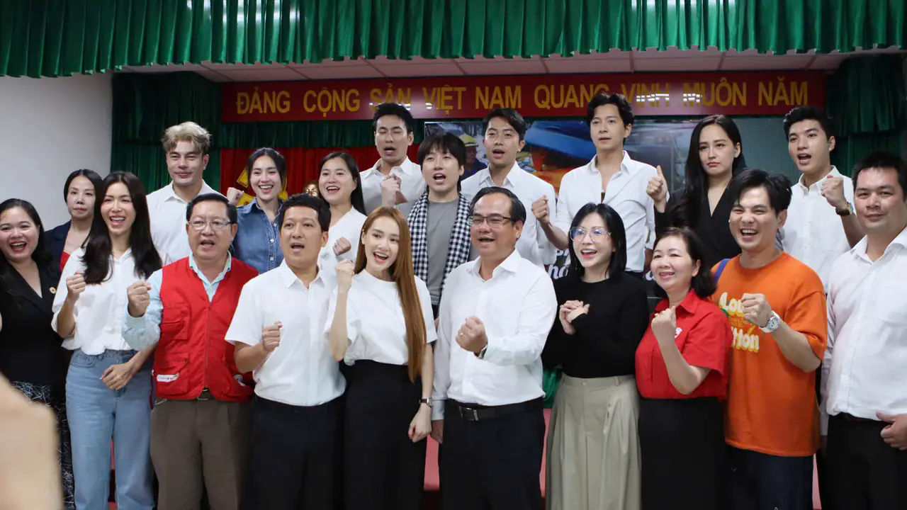 C&aacute;c đại biểu v&agrave; nghệ sỹ h&ocirc; vang với khẩu hiệu Miền Bắc cố l&ecirc;n