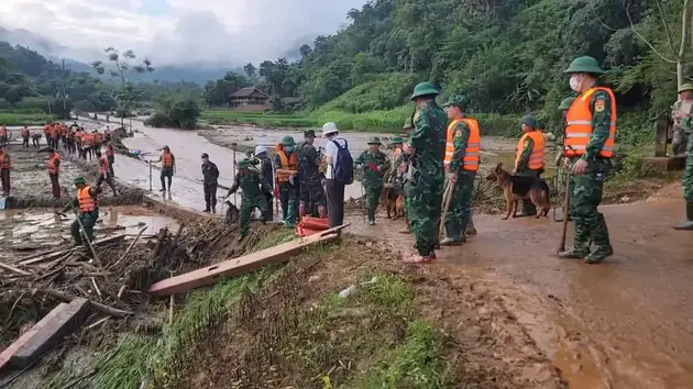 Nối lại việc cứu hộ vụ sạt lở kinh ho&agrave;ng tại L&agrave;o Cai