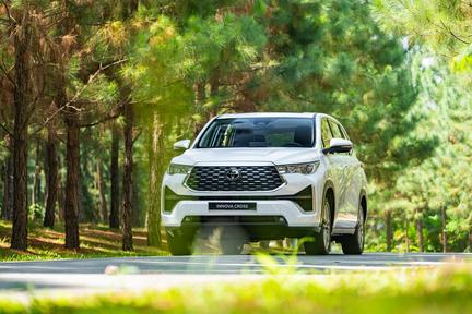 Toyota ra mắt Innova Cross mới mang hơi hướng SUV