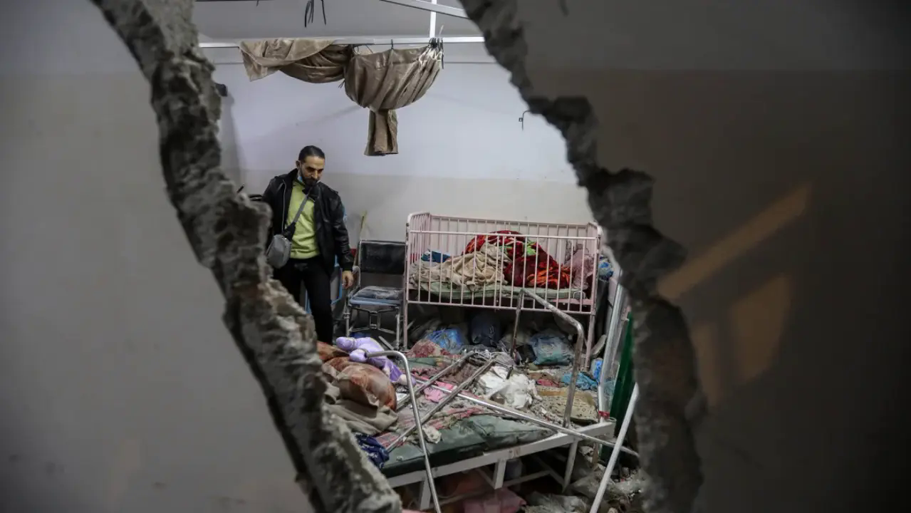 Người d&acirc;n Palestine kiểm tra thiệt hại do một quả đạn ph&aacute;o bắn tr&uacute;ng bệnh viện phụ sản b&ecirc;n trong Khu phức hợp y tế Nasser, ở Khan Younis, Gaza v&agrave;o ng&agrave;y 17/12.