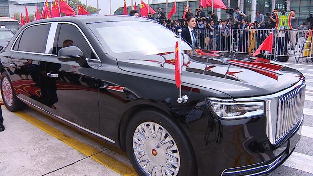 Cận cảnh chiếc limousine Hồng Kỳ N701 tr&ecirc;n đường phố H&agrave; Nội