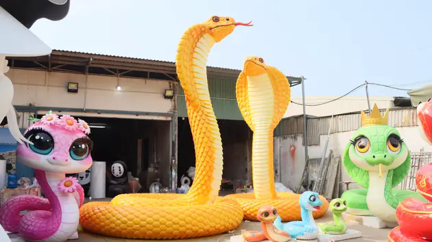Kh&aacute;m ph&aacute; xưởng chế t&aacute;c linh vật rắn