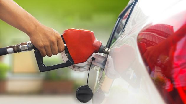 Gi&aacute; xăng tiếp tục giảm nhẹ, gi&aacute; dầu đảo chiều tăng