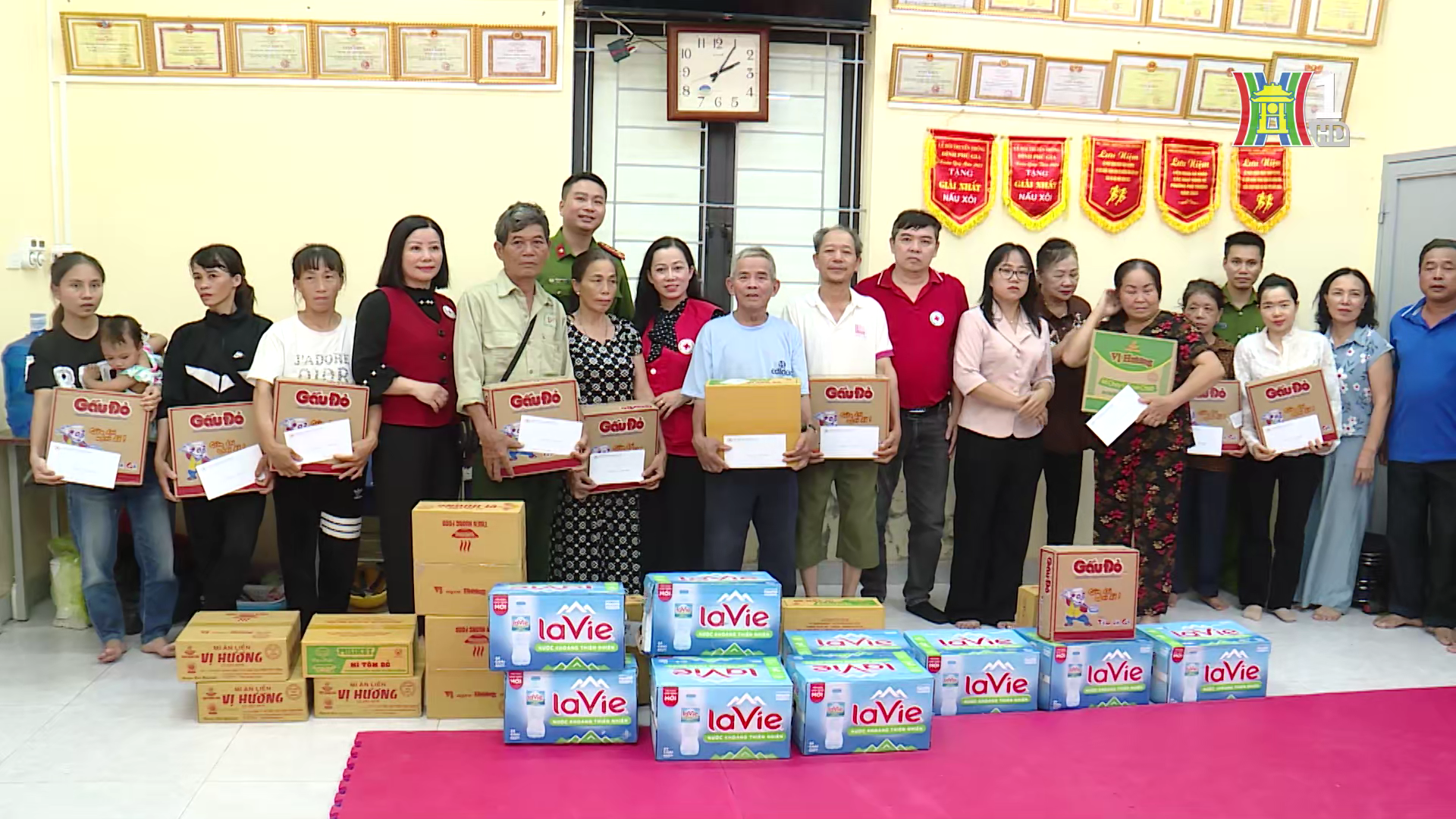 C&aacute;c nh&agrave; hảo t&acirc;m gửi phần qu&agrave; hỗ trợ cho người d&acirc;n bị ảnh hưởng bởi b&atilde;o số 3.