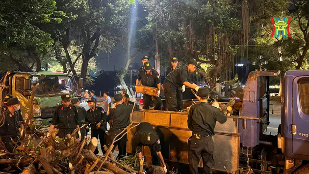 C&ocirc;ng an H&agrave; Nội xuy&ecirc;n đ&ecirc;m l&agrave;m sạch đường phố Thủ đ&ocirc;