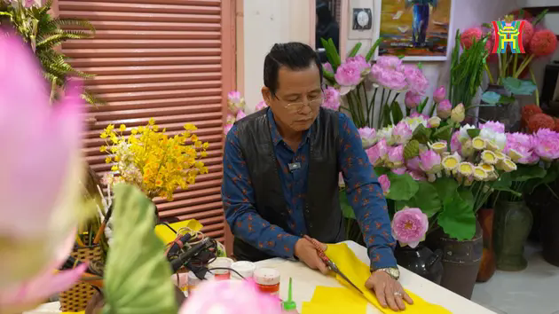 Nghệ nh&acirc;n H&agrave; Nội: Tay mềm tr&ecirc;n hoa lụa