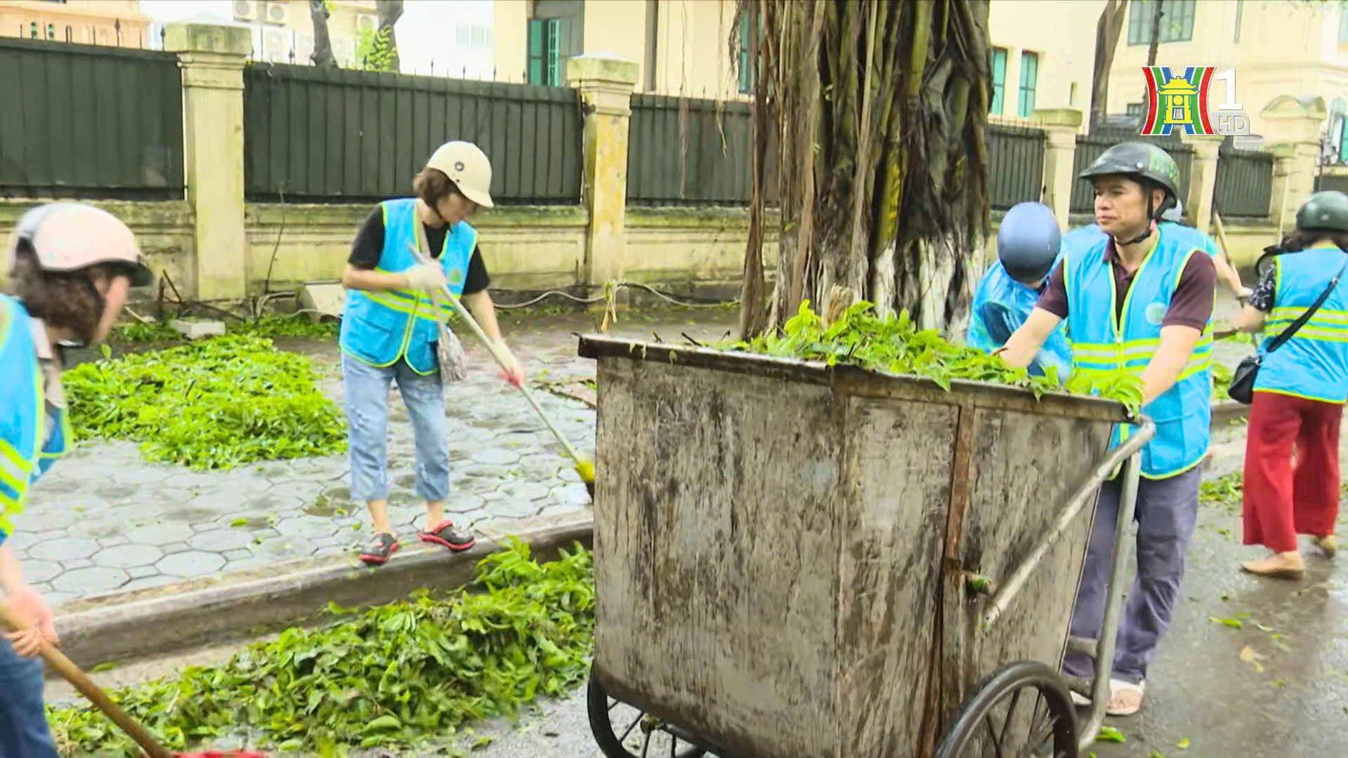 Người d&acirc;n tr&ecirc;n địa b&agrave;n to&agrave;n th&agrave;nh phố c&ugrave;ng nhau chung sức, đồng l&ograve;ng khắc phục hậu quả của cơn b&atilde;o.