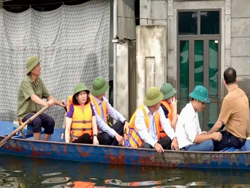 Ph&oacute; B&iacute; thư Thường trực Th&agrave;nh ủy Nguyễn Thị Tuyến trực tiếp kiểm tra tại x&atilde; An Ph&uacute;, địa phương chịu ảnh hưởng nặng nề nhất của b&atilde;o số 3. 