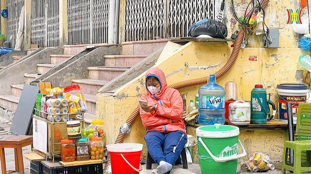 Người H&agrave; Nội đ&oacute;n những cơn r&eacute;t muộn khi gi&oacute; m&ugrave;a về