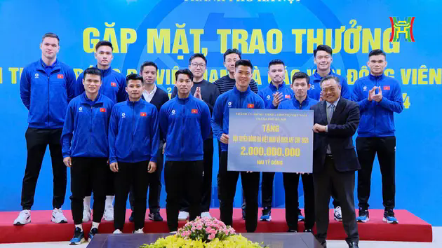 H&agrave; Nội trao thưởng 2 tỷ đồng cho đội tuyển Việt Nam