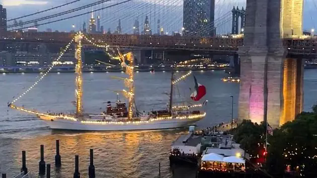 T&agrave;u hải qu&acirc;n Mexico gặp nạn khi qua cầu Brooklyn, New York