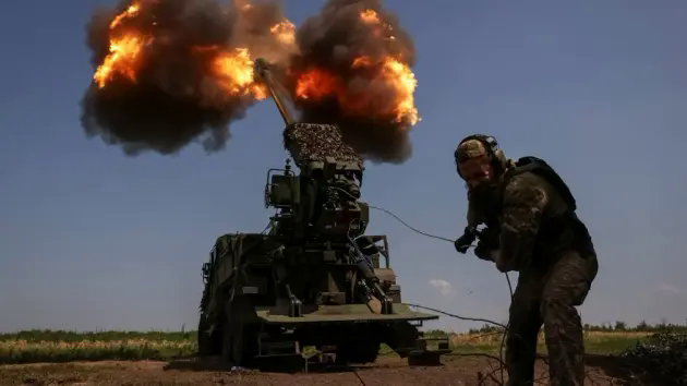 'Hỏa thần' TOS-1A dội b&atilde;o lửa v&agrave;o cứ điểm Ukraine