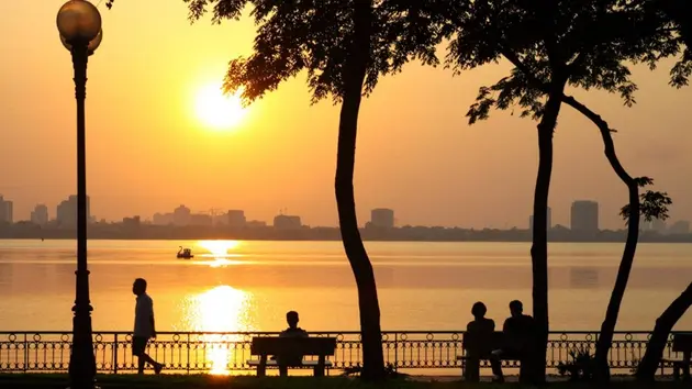 V&ocirc; định bước ch&acirc;n khi qua chốn cũ