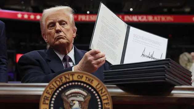 Tổng thống Trump nhanh ch&oacute;ng k&yacute; c&aacute;c sắc lệnh mới