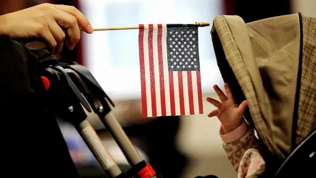 Trump cam kết sẽ chấm dứt quyền c&ocirc;ng d&acirc;n theo nơi sinh