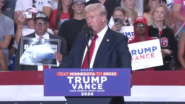 Mải đối ph&oacute; b&agrave; Harris, &ocirc;ng Trump đi chệch đường?