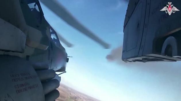 Cận cảnh Su-25SM của Nga bắn mục ti&ecirc;u qu&acirc;n sự của Ukraine