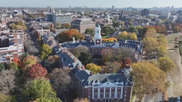 Harvard kiện ch&iacute;nh quyền Trump đ&oacute;ng băng t&agrave;i trợ