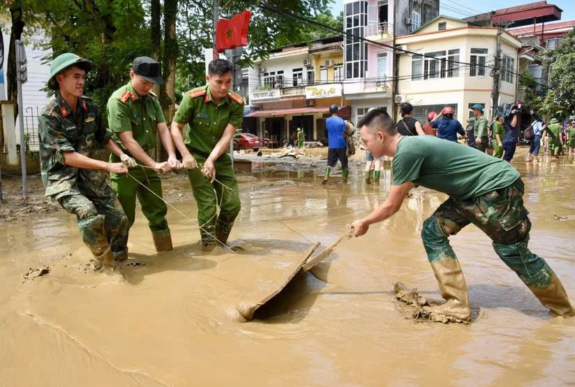 C&aacute;c lực lượng vũ trang đ&atilde; kh&ocirc;ng quản hiểm nguy, sẵn s&agrave;ng lao v&agrave;o d&ograve;ng nước lũ để cứu t&iacute;nh mạng, t&agrave;i sản của người d&acirc;n.