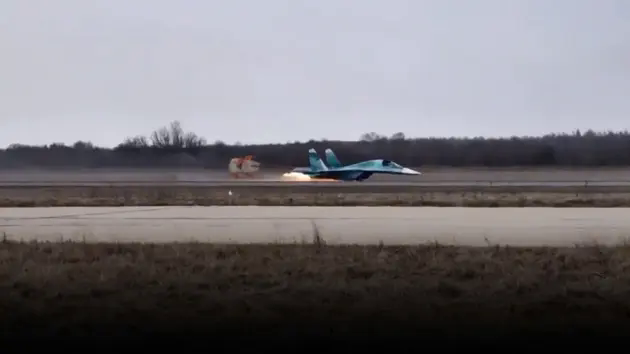 Su-34 của Nga hạ c&aacute;nh ngoạn mục bằng bụng