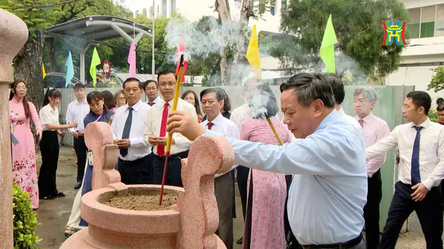 Th&agrave;nh k&iacute;nh d&acirc;ng hương tại nơi Tổng B&iacute; thư Trần Ph&uacute; hi sinh