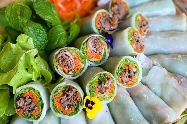 Ngũ X&atilde; ng&agrave;y nay nổi tiếng với m&oacute;n phở cuốn. (Ảnh: noipho360)