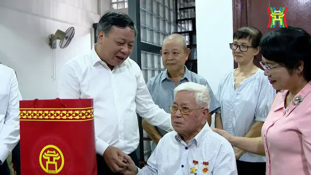 Thăm hỏi c&aacute;c gia đ&igrave;nh c&oacute; c&ocirc;ng với c&aacute;ch mạng tại TP.HCM