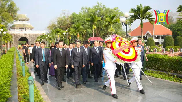 D&acirc;ng hương tưởng niệm c&aacute;c anh h&ugrave;ng liệt sĩ tại Điện Bi&ecirc;n