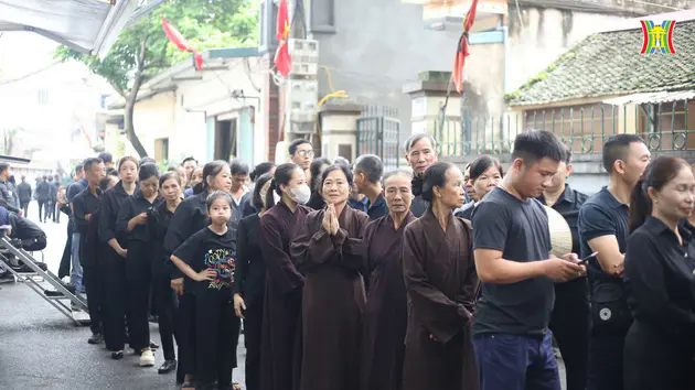 Đo&agrave;n người nối d&agrave;i v&agrave;o viếng Tổng B&iacute; thư Nguyễn Ph&uacute; Trọng tại qu&ecirc; nh&agrave;