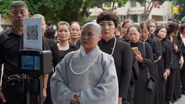 Người d&acirc;n xếp h&agrave;ng d&agrave;i chờ viếng Tổng B&iacute; thư Nguyễn Ph&uacute; Trọng