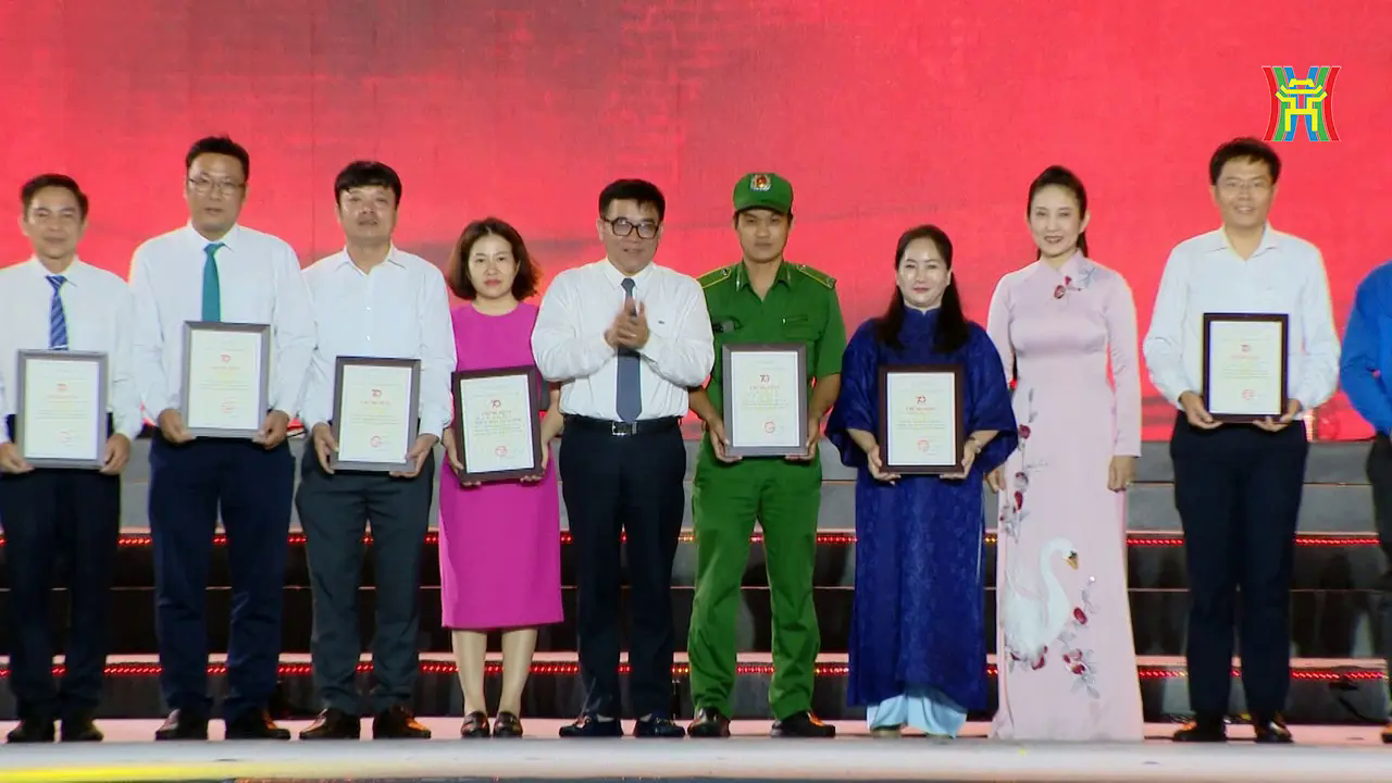 Ban Tổ chức đ&atilde; trao giấy chứng nhận cho nhiều tập thể v&agrave; c&aacute; nh&acirc;n đ&atilde; c&oacute; đ&oacute;ng g&oacute;p t&iacute;ch cực trong c&ocirc;ng t&aacute;c tổ chức chương tr&igrave;nh