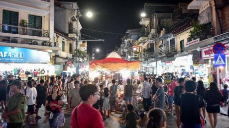 Chợ đ&ecirc;m H&agrave; Nội hợp t&uacute;i tiền sinh vi&ecirc;n