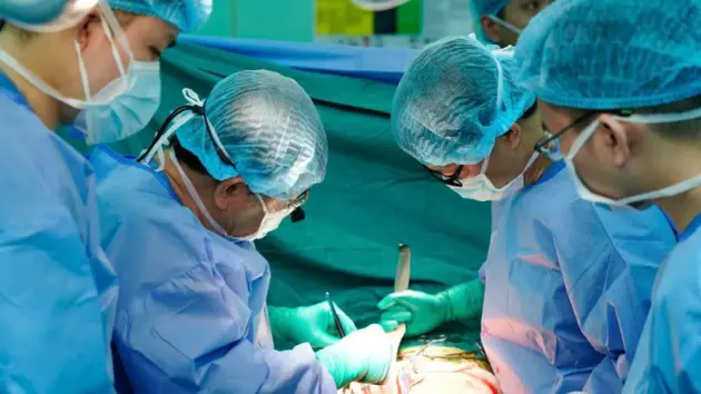 200 thầy thuốc xuy&ecirc;n đ&ecirc;m gh&eacute;p tạng cứu người ng&agrave;y cận Tết