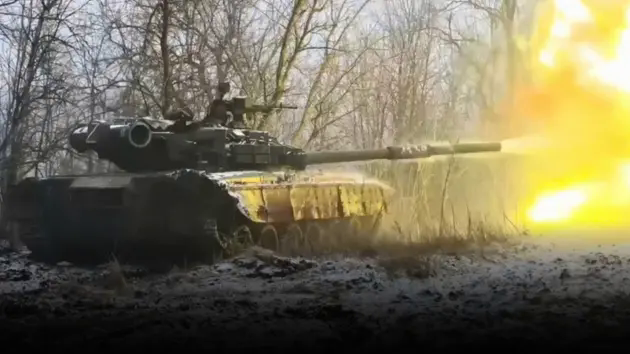 Nga tung đ&ograve;n thổi bay xe tăng T-72M1 của Ukraine
