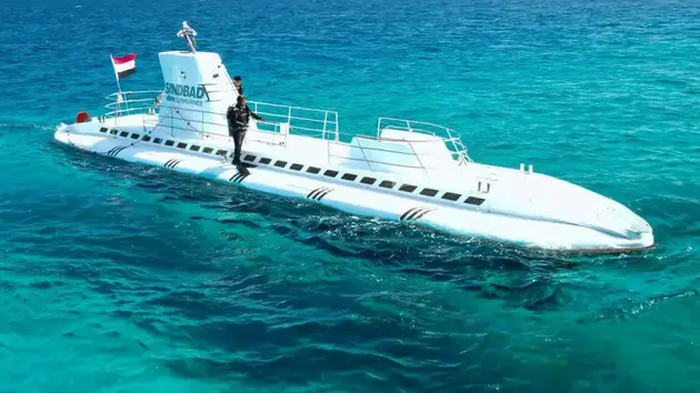 Ch&igrave;m t&agrave;u ngầm du lịch ở Ai Cập, s&aacute;u người thiệt mạng