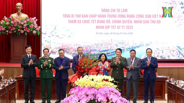 Tổng B&iacute; thư T&ocirc; L&acirc;m ch&uacute;c Tết Đảng bộ, ch&iacute;nh quyền, qu&acirc;n v&agrave; d&acirc;n Thủ đ&ocirc;