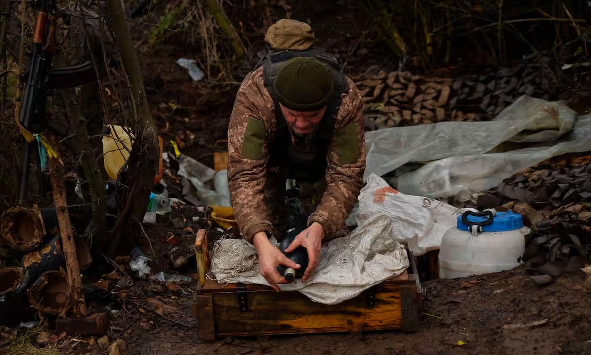 Một người l&iacute;nh Ukraine đang chuẩn bị đạn s&uacute;ng cối.