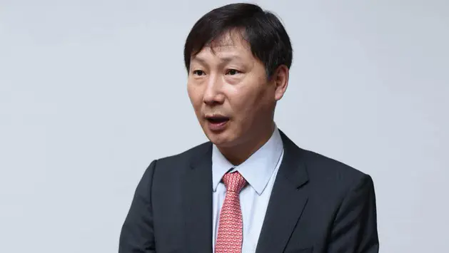 HLV Kim Sang Sik t&igrave;m th&ecirc;m cầu thủ nhập tịch