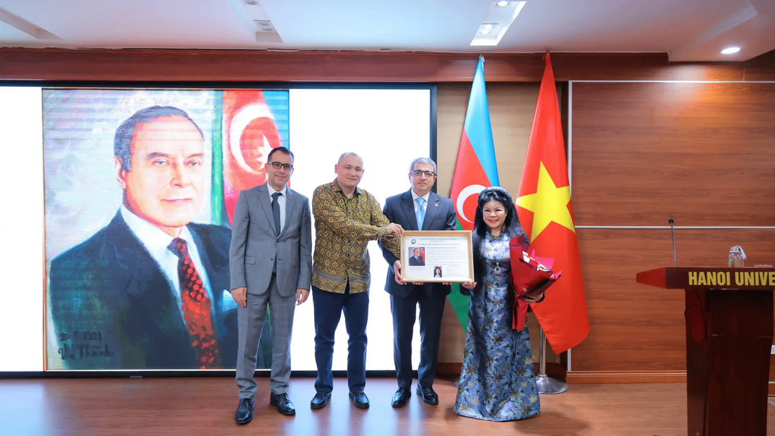 Họa sĩ Văn Dương Thành nhận chứng nhận từ Đại sứ quán Azerbaijan