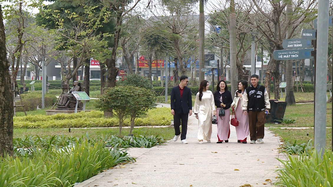 Người dân du xuân, trải nghiệm Công viên Thiên văn học dịp Tết