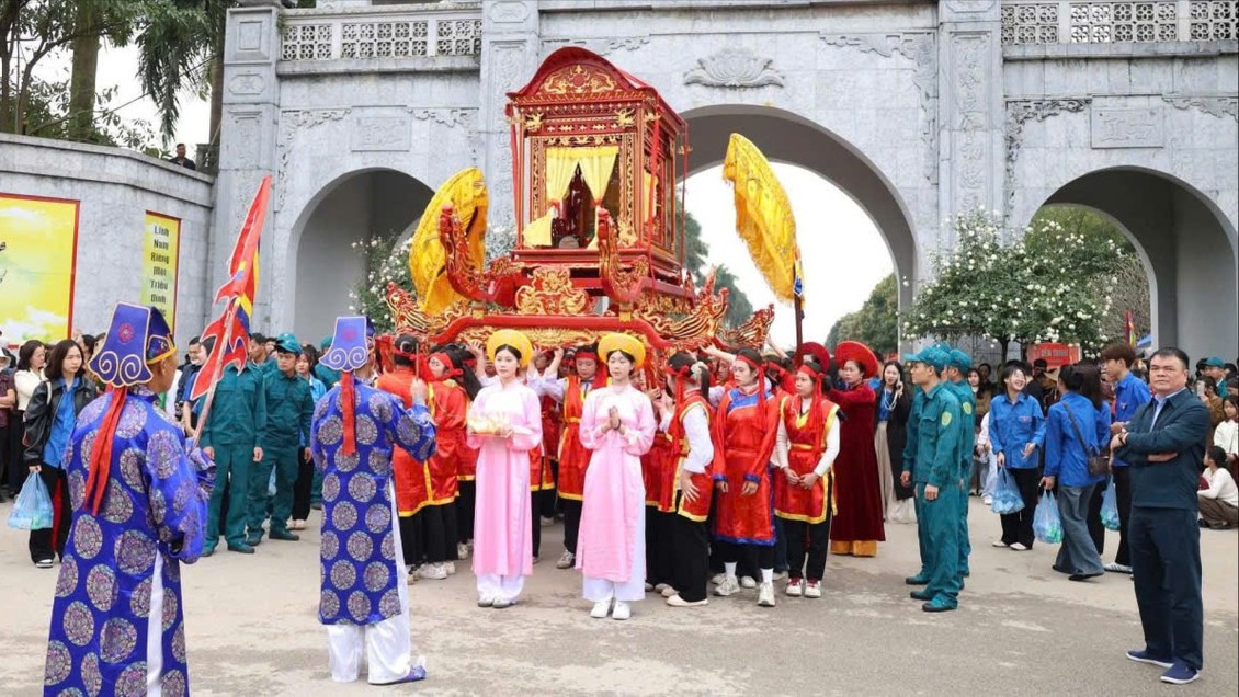 Độc đáo lễ rước kiệu Hai Bà Trưng
